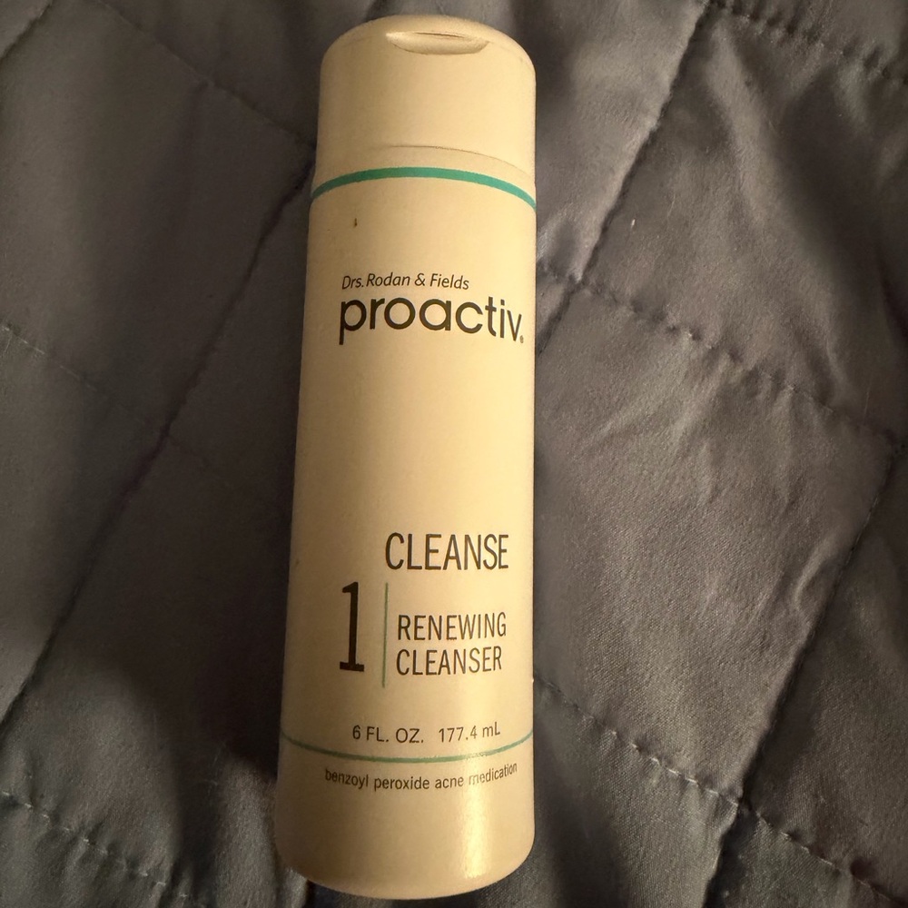 Proactiv Renewing Cleanser - White